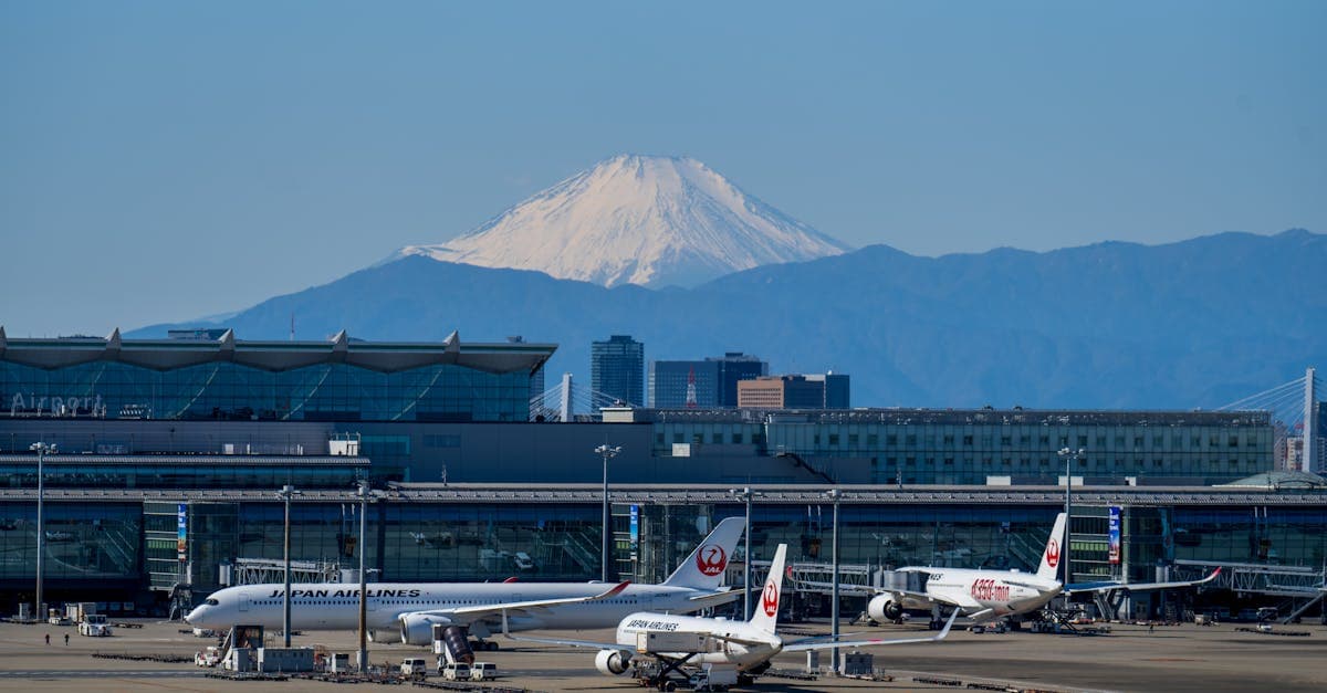 Aeropuerto de Haneda con el Monte Fuji al fondo, donde Visit Japan Web agiliza tu entrada a Japón