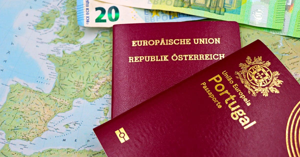 Europäische Reisepässe und Eurogeldscheine auf einer Landkarte – Steuerfragen beim Arbeiten im Ausland und die 183-Tage-Regel