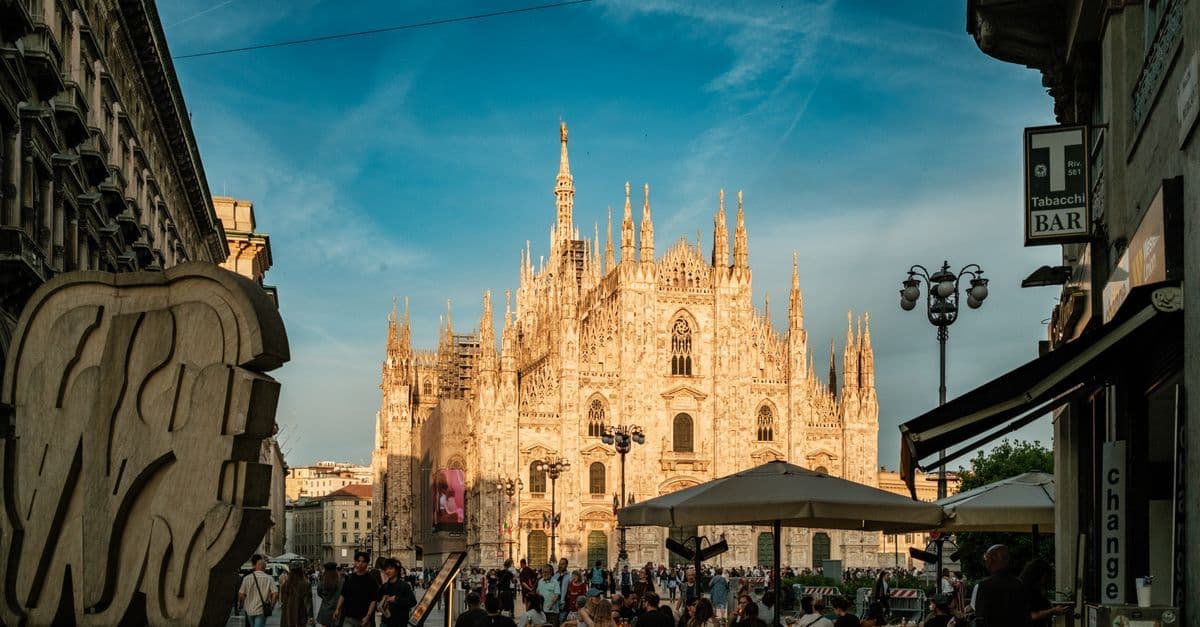 Folla animata in una piazza di Barcellona, una delle tappe imperdibili di cosa vedere a Barcellona
