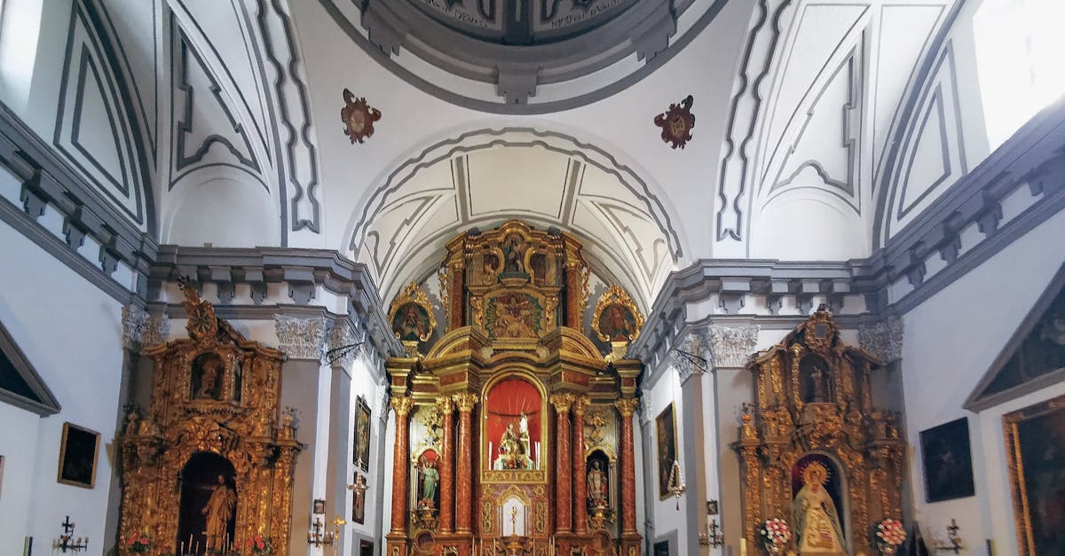 Altar barroco ornamentado en una iglesia histórica de Pachuca, destino imperdible cerca del hotel Santa Cecilia.