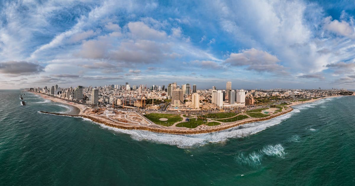 תצפית אווירית על קו החוף של תל אביב וים התיכון - יעד חופשת פסח 2026