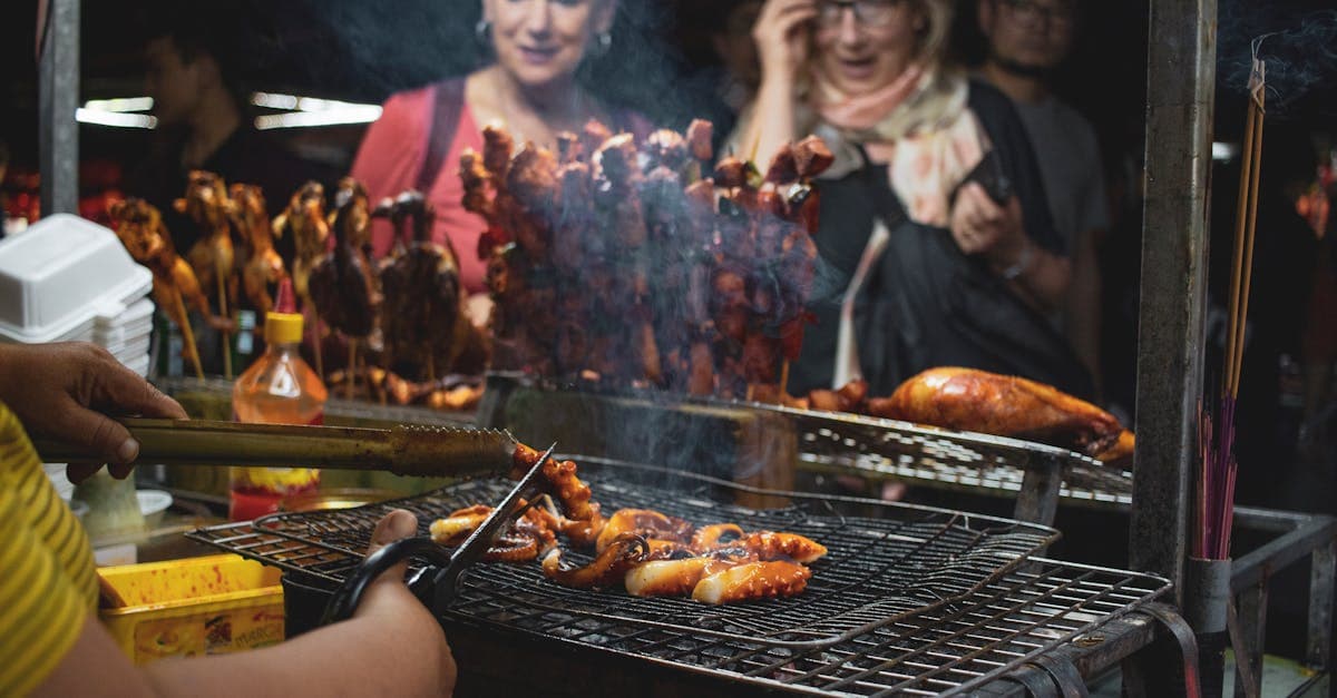 Barbecue de fruits de mer grillés au marché nocturne de Hội An, scène de street food vietnam