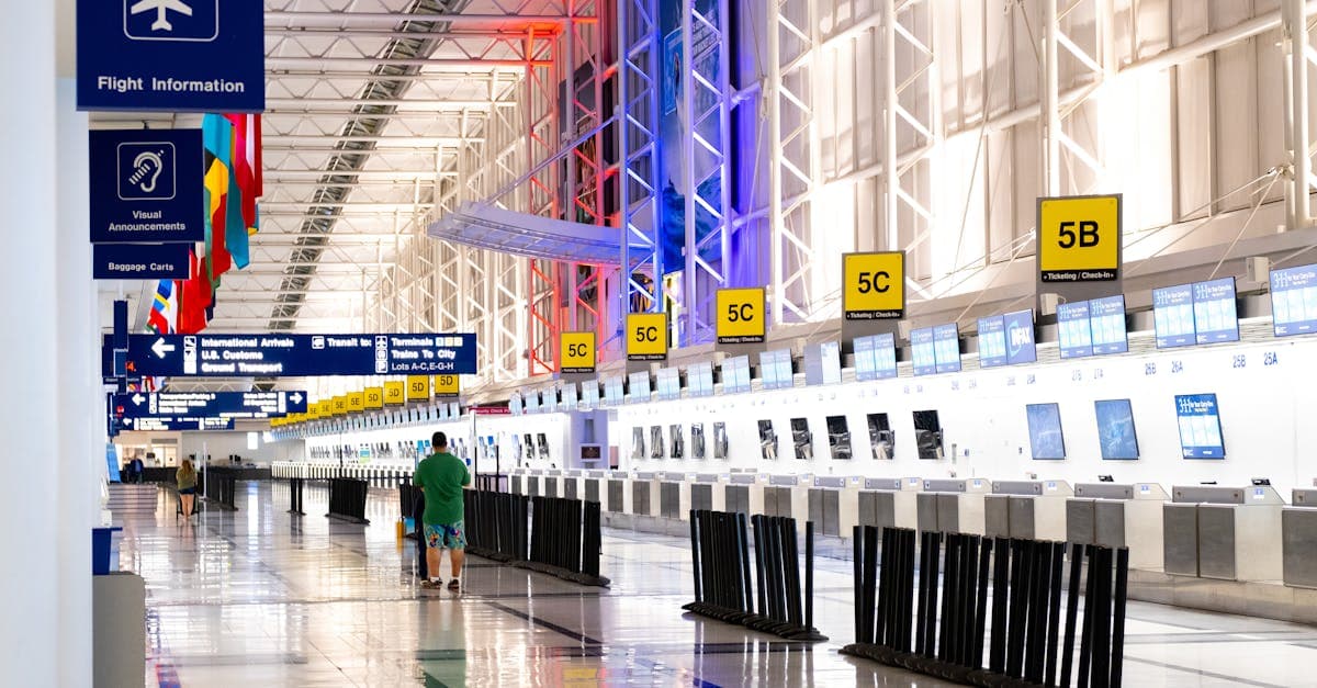 Vista panorámica del El Paso International Airport con mostradores de check-in y banderas coloridas