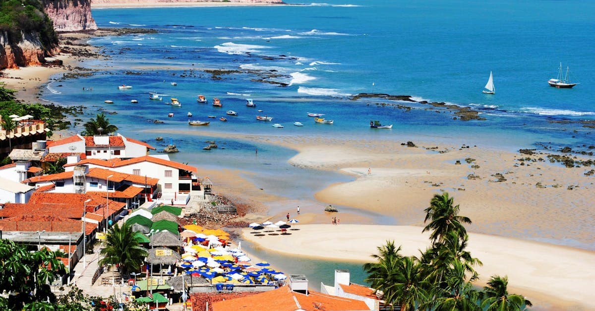 Vista da Praia de Pipa com falésias coloridas e mar azul, referência entre países baratos para viajar perto do Brasil