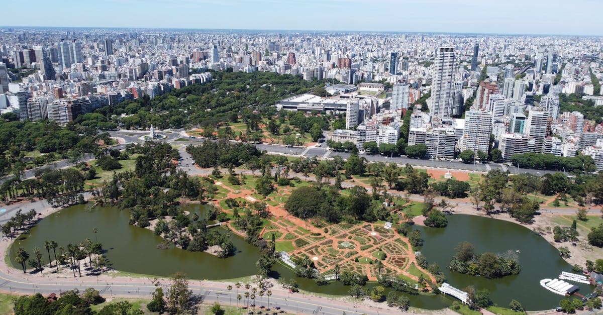 Vista aérea de Buenos Aires com skyline moderno e parques verdes, entre os pontos turísticos da Argentina