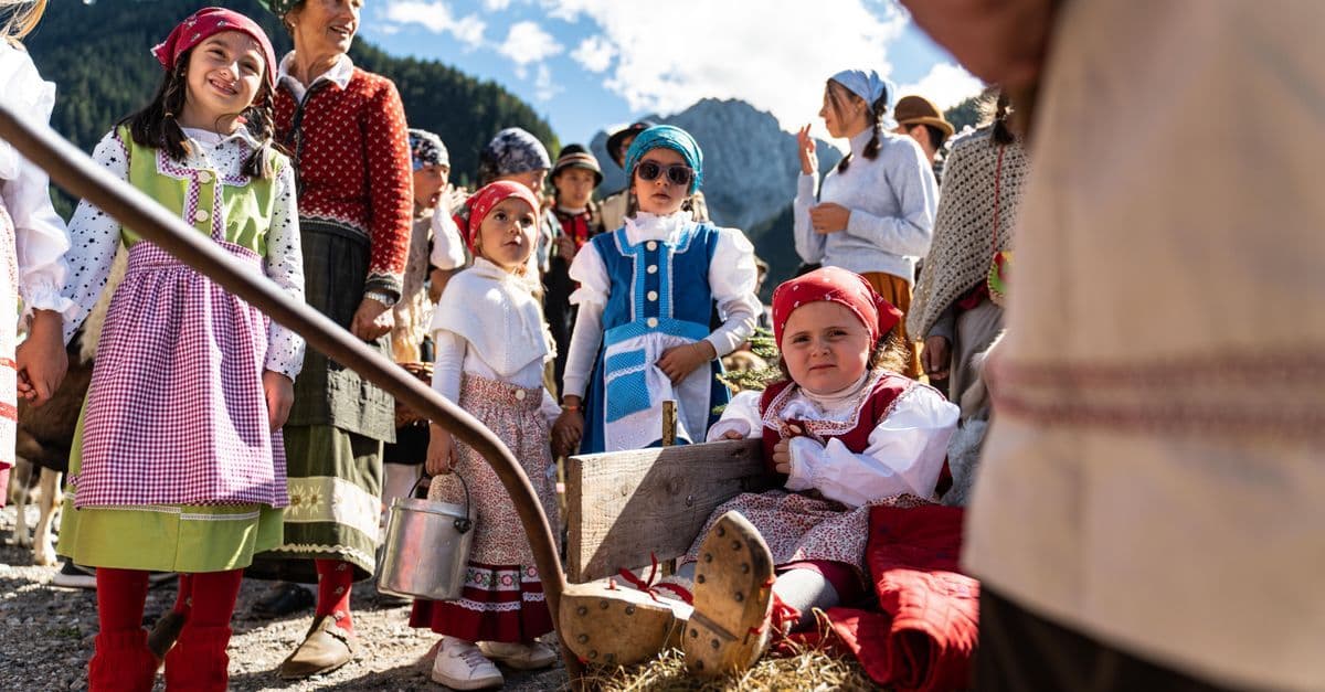Kinder in farbenfrohen Trachten beim Trachtenumzug des Gauderfests am festlichen Abschlusswochenende.