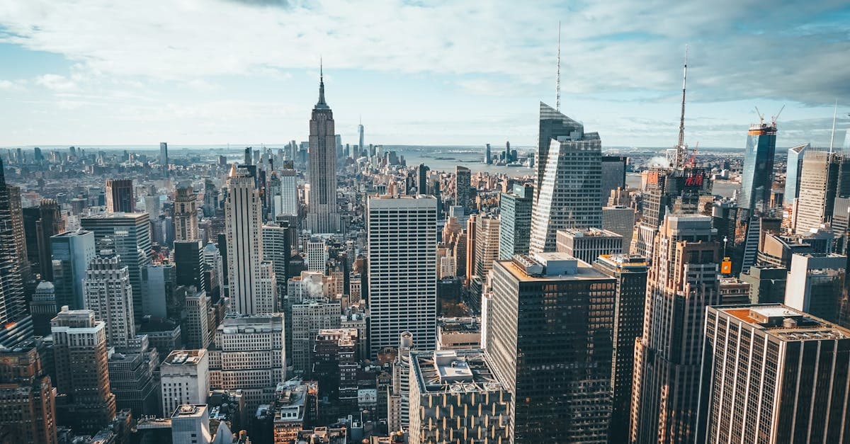 Vue aérienne du skyline de Manhattan dominé par l'Empire State Building, durée idéale pour visiter New York