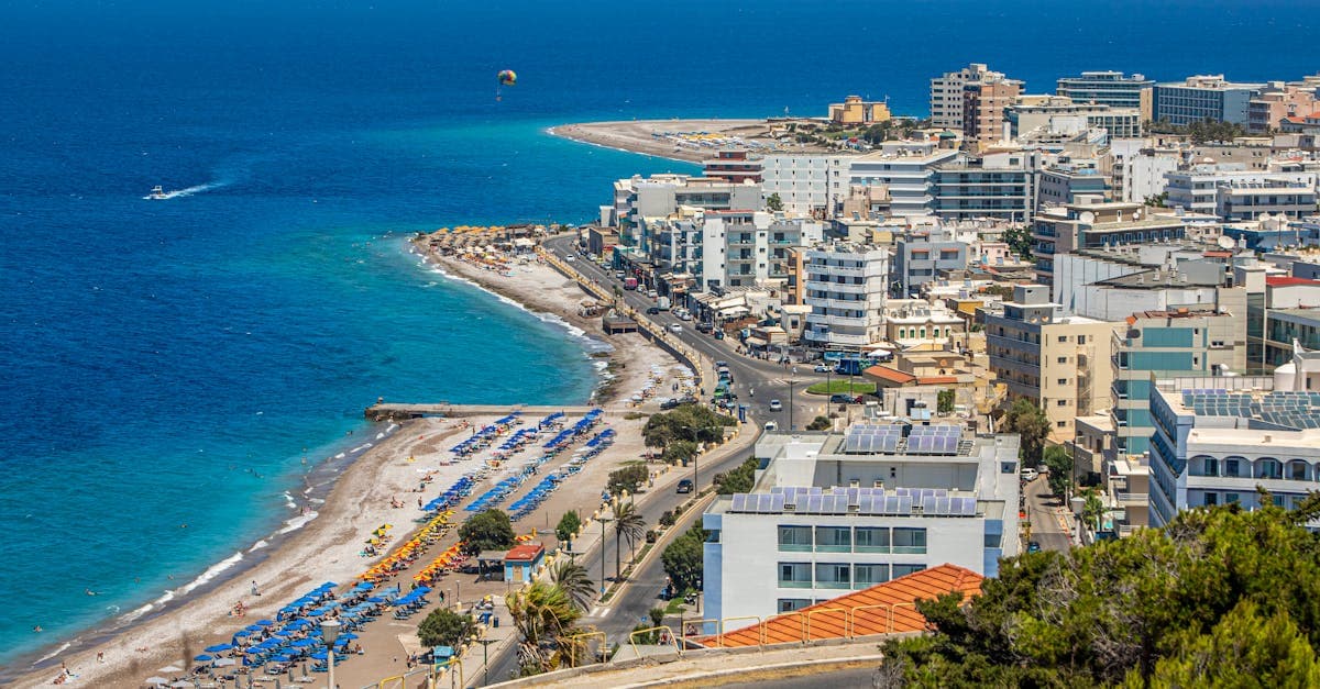 Luftaufnahme der griechischen Küste mit azurblauem Meer – Wetterunterschiede zwischen Nordküste und Südküste auf Kreta
