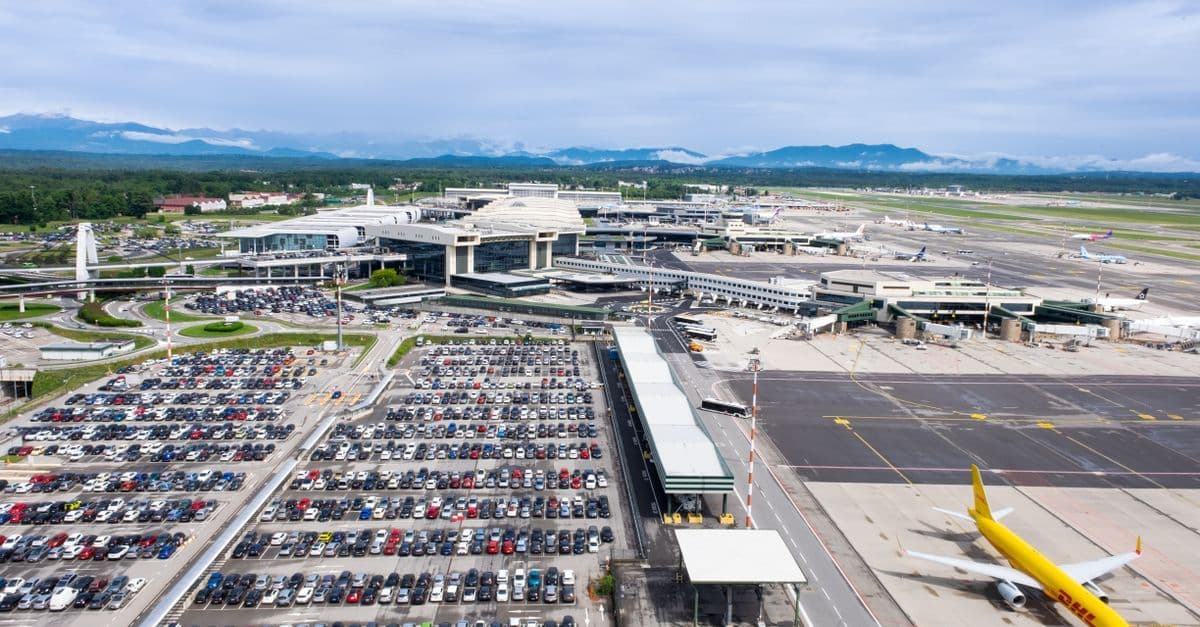Veduta aerea del Leonardo da Vinci Airport con intensa attività nei terminal e numerosi aerei in manovra.