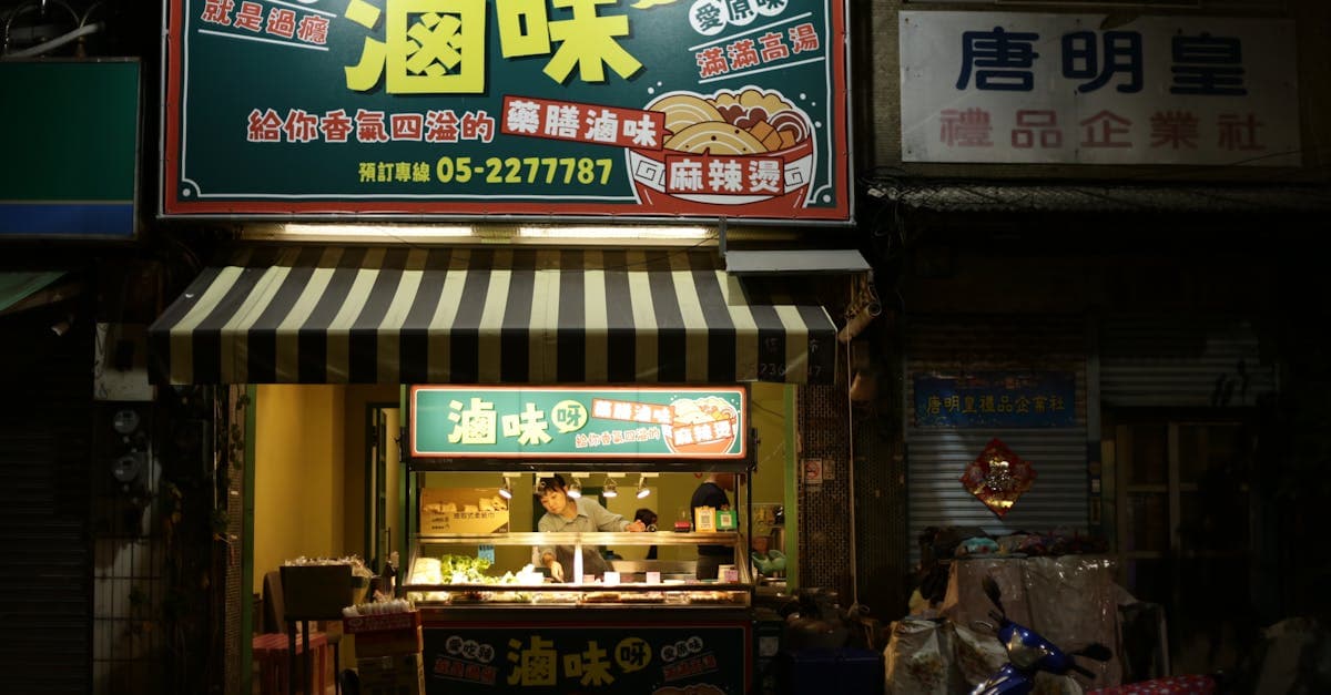 夜間街頭小吃攤燈光鮮豔攤主忙碌,解答 best food in taipei 旅遊最常見問題。