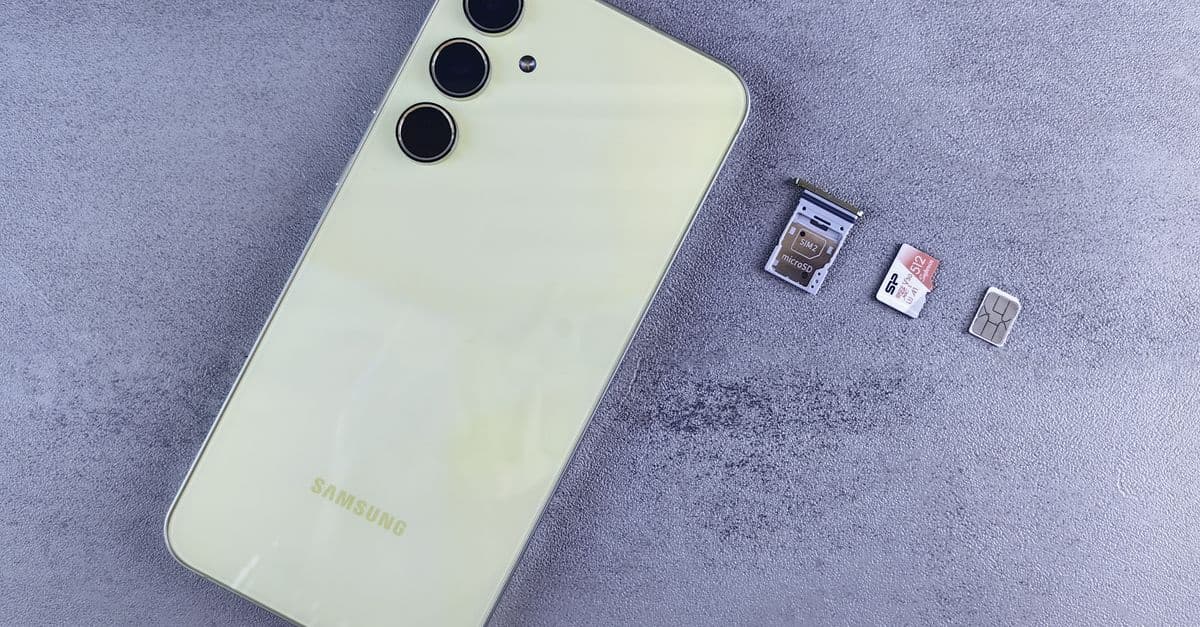 Gelbes Smartphone mit herausgezogener SIM-Schublade und eSIM-Karte für die mobile Nutzung in Japan