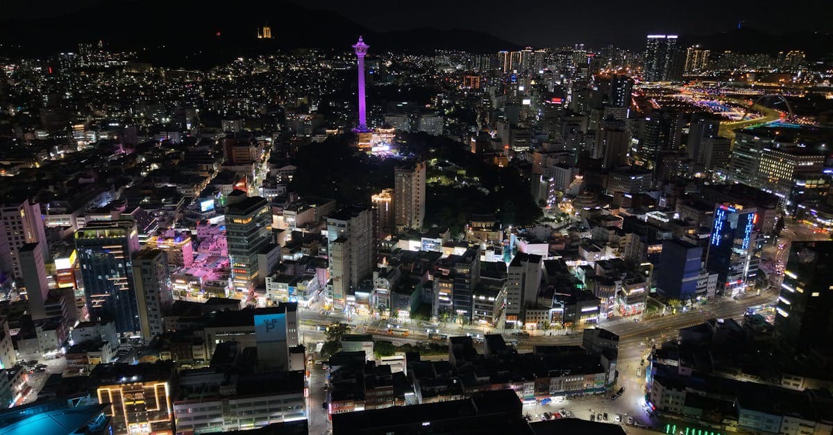 부산에서 꼭 봐야 할 밤하늘의 부산타워가 빛나는 도시의 아름다운 항공 야경
