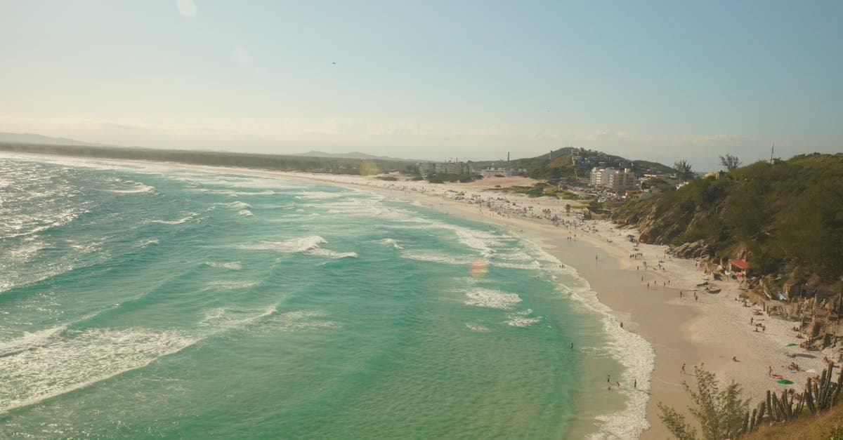 Praia Grande de Arraial do Cabo com águas turquesa e areias brancas, um dos destinos mais baratos saindo do Brasil