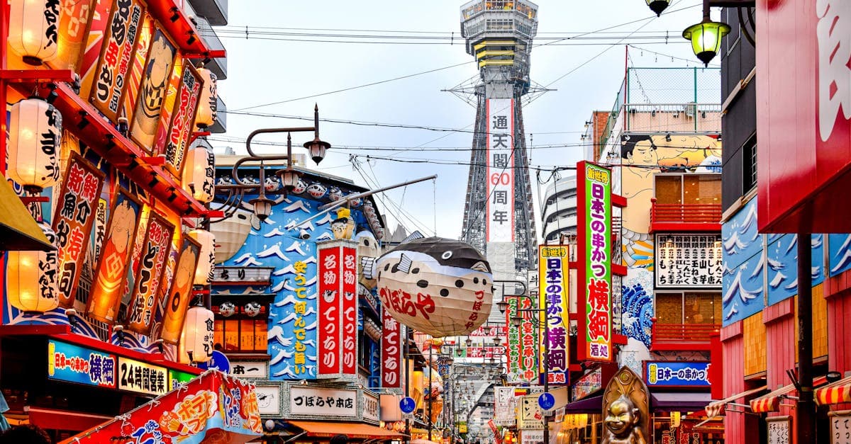 ถนนโอซาก้ายามค่ำคืนกับหอคอยสึเทนคากุอันโดดเด่น คำตอบด่วนสำหรับผู้วางแผนที่เที่ยวญี่ปุ่นในเมืองท่าชื่อดัง