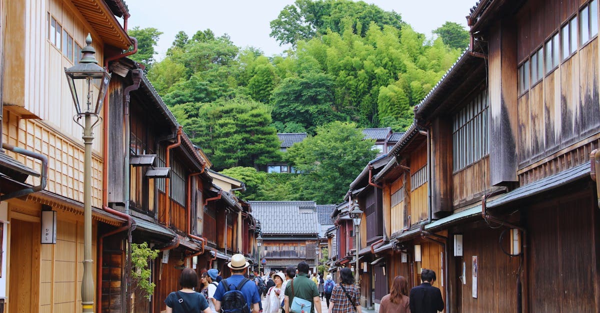 安井金比羅宮参拝のタブーを理解するための伝統的な街並みと歴史ある神社の雰囲気