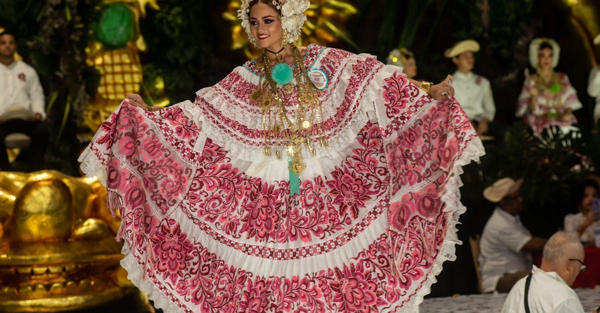 Mujer con vestido de Pollera en festival cultural panameño, evocando el glamour de los premiados en Pop y Urbano