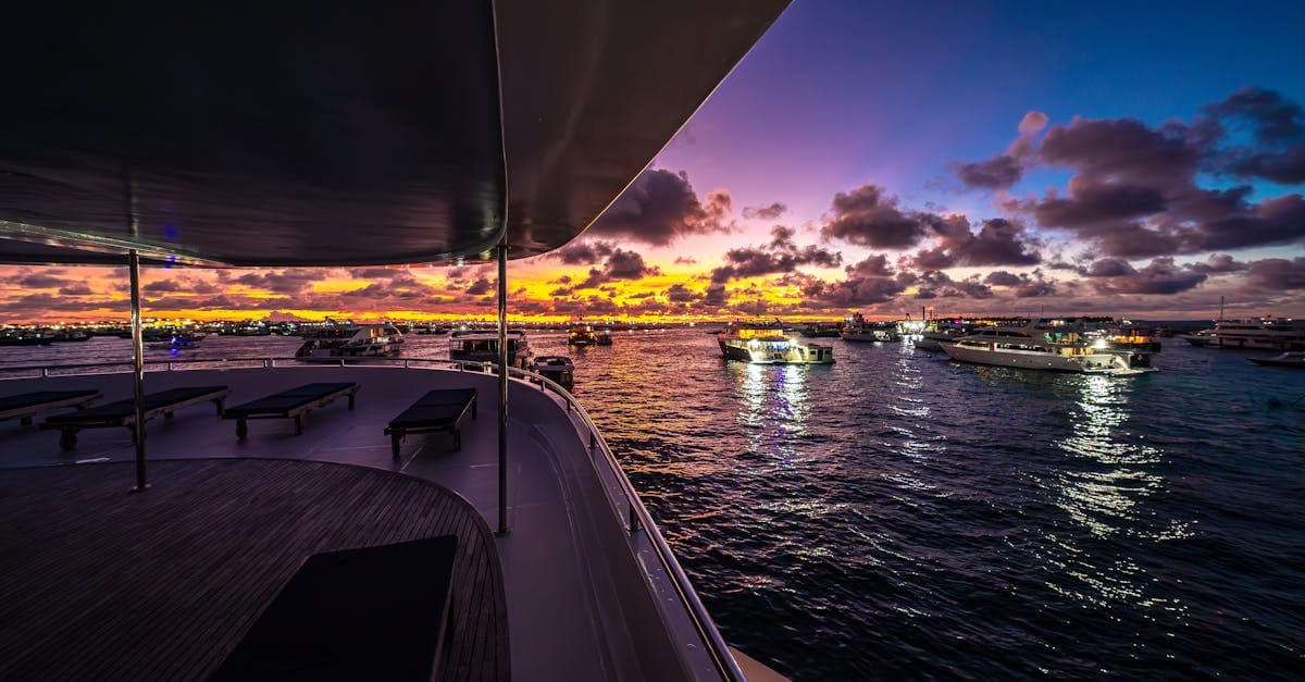 Tramonto romantico sullo yacht alle Maldive: anche la stagione umida è ideale quando andare alle Maldive