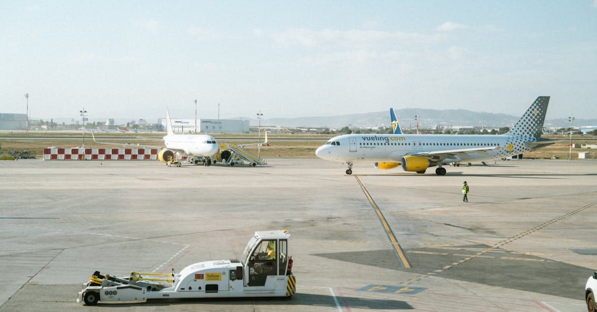 Vueling Airlines-flygplan rullar på banan vid Alicante airport under klar himmel.