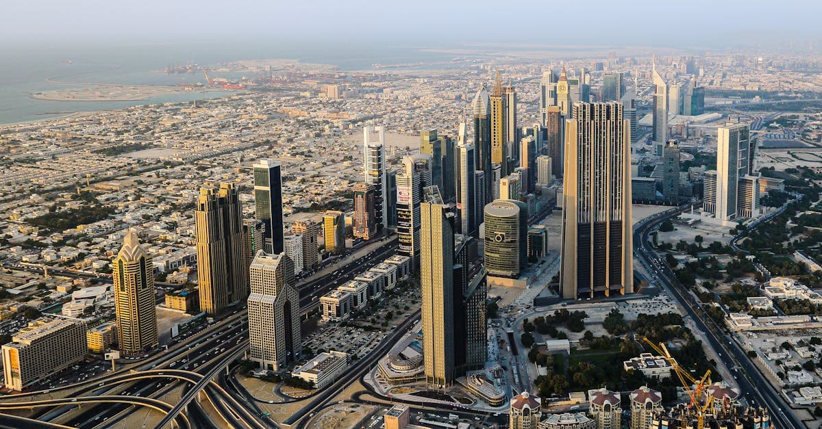 Vista aerea dei moderni grattacieli di Dubai, guida alla connettività con eSIM per turisti italiani