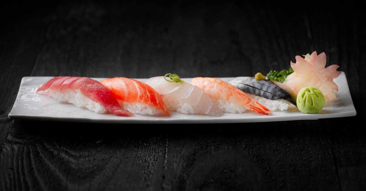 Piatto di sushi fresco con wasabi e sashimi, la risposta a cosa mangiare in giappone