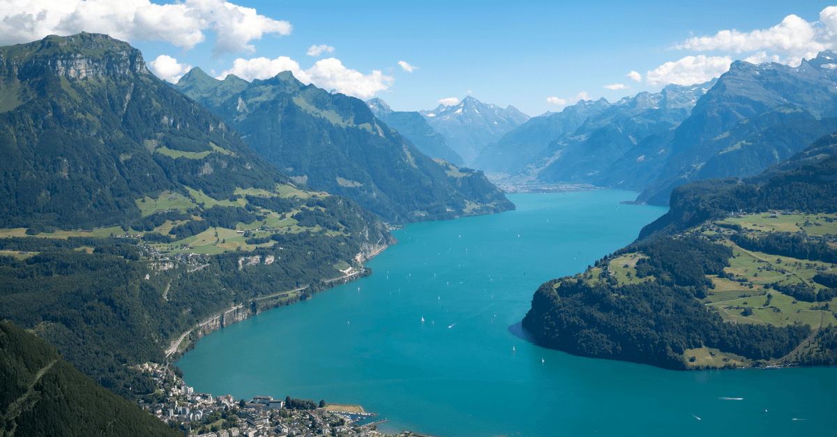 Atemberaubende Luftaufnahme des Vierwaldstättersees mit den umliegenden Schweizer Alpen im Hintergrund.