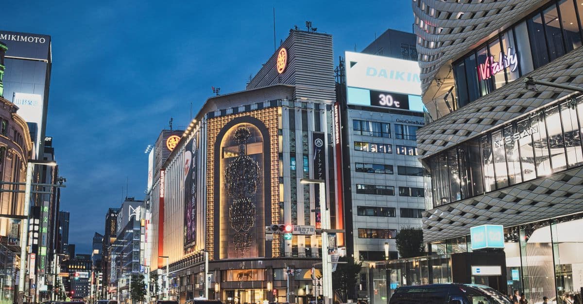 도쿄 긴자 거리의 활기찬 야경과 일본 여행 인기 코스를 한눈에 보여주는 도심 풍경