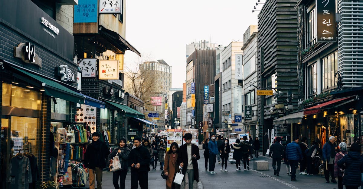 일본 날씨에 맞는 옷차림을 참고할 수 있는 활기찬 쇼핑 거리와 다양한 사람들