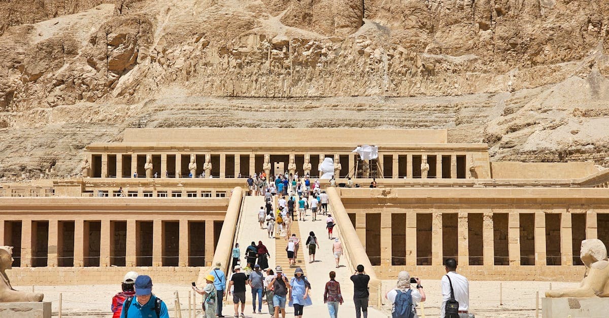 Besøgende udforsker Hatshepsuts tempel i Luxor, Egypten, med imponerende oldtidens arkitektur