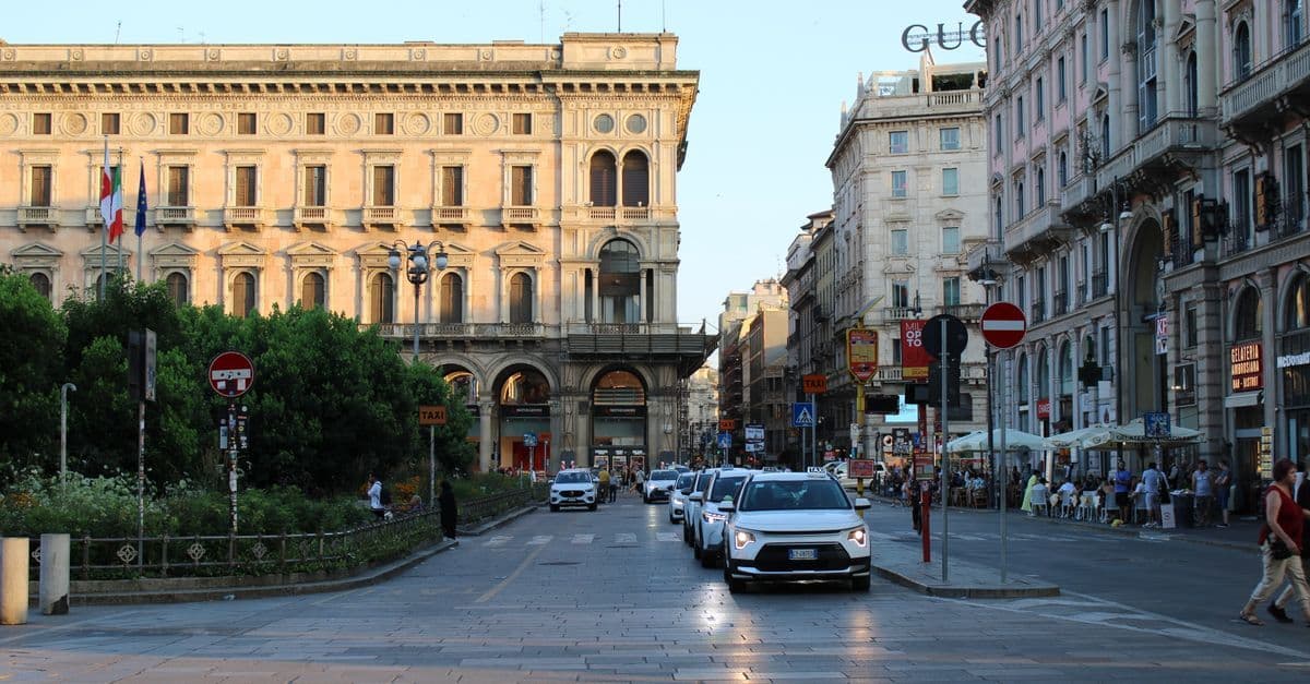 Vista animata di Piazza del Duomo a Milano con auto nella zona ZTL e Area C
