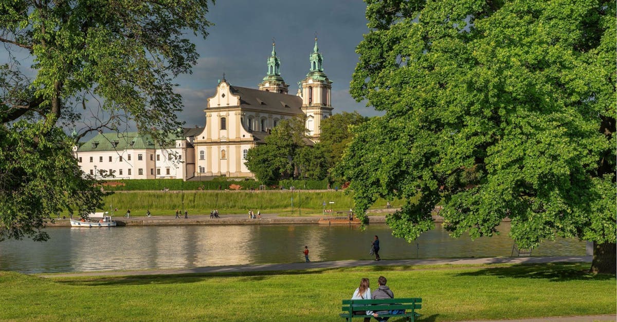 Malownicze nabrzeże rzeki i gotycki kościół – atrakcje czekające turystów podczas wycieczki do Pragi
