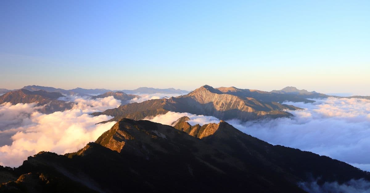 海端鄉壯闊山巒與雲海空拍,宿野行旅親近台灣自然秘境之美