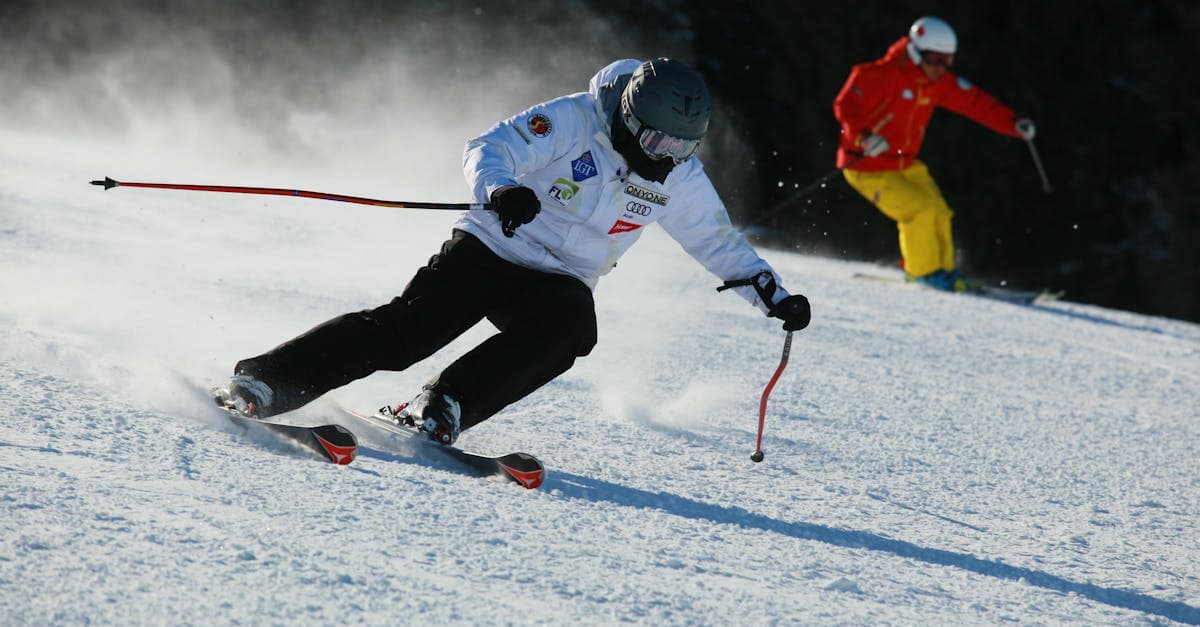 兩名選手在雪坡上全速競速,精湛技術盡顯2026冬季奧運高山滑雪的激烈對決