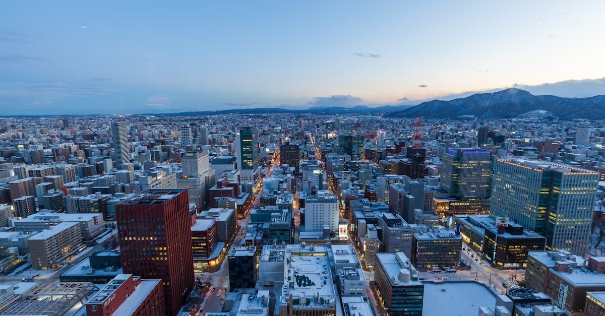 冬の雪景色に包まれた札幌市街の航空写真、麺屋彩未・すみれ・純連が守る正統派ラーメンの食の都