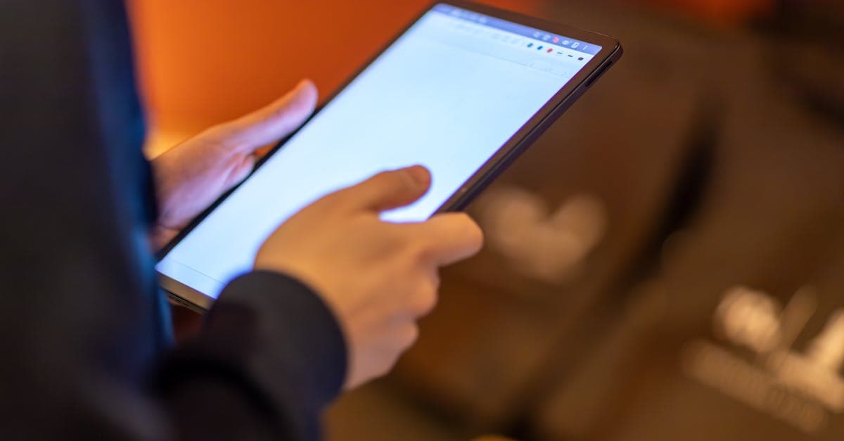 Henkilö selaa verkkosivuja tabletilla sisätiloissa – vinkkejä siihen, miten DNA WiFi saadaan toimimaan nopeasti.