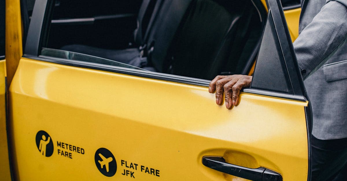Viaggiatore apre la portiera di un taxi giallo all'aeroporto: cosa fare se l'esim giappone non funziona all'atterraggio