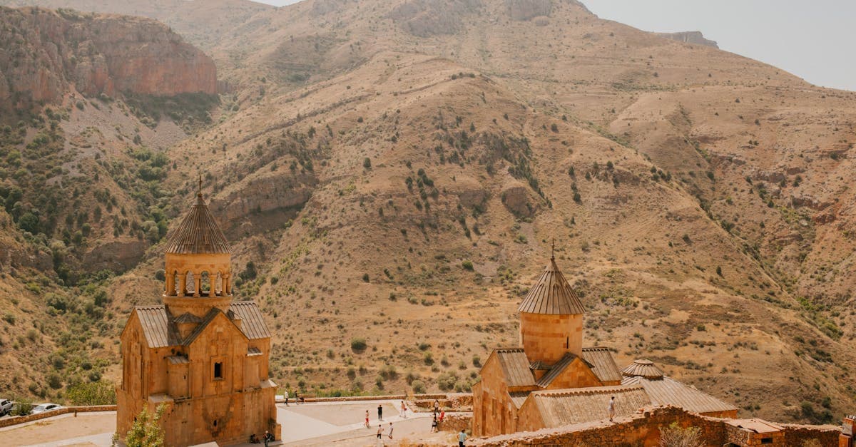 سياح يتجولون قرب كاتدرائيات أرمينية قديمة في جبال خلابة، وجهة الإماراتيين المفضلة لعام 2026