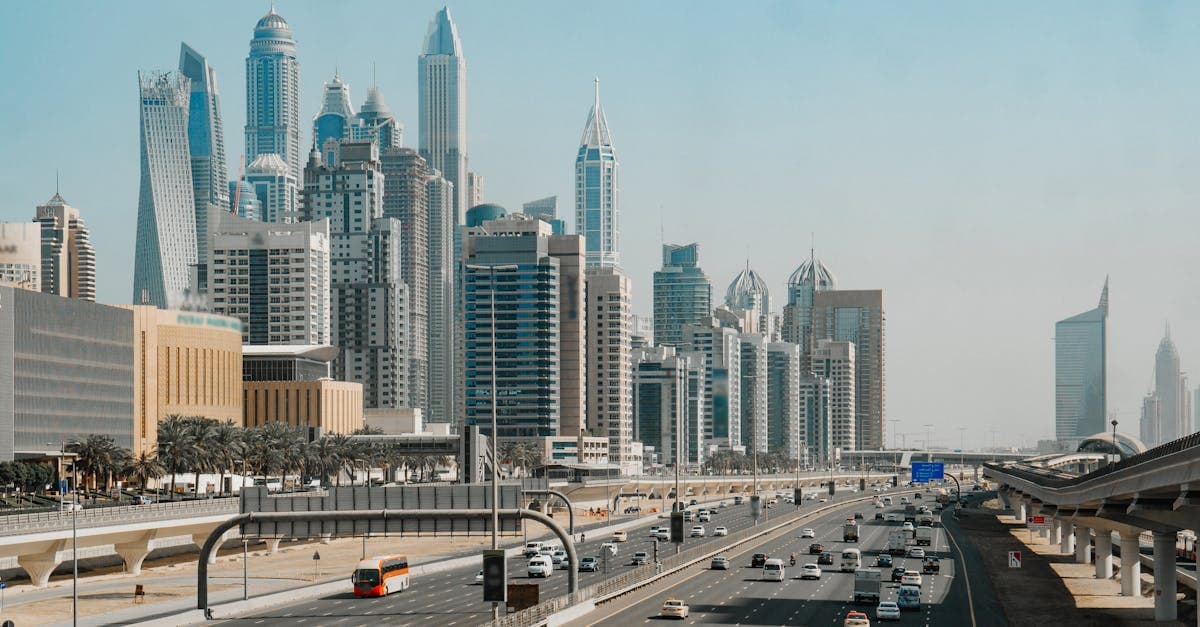 منظر جوي لمطارات دبي والطرق السريعة الحديثة لاختيار أفضل مطار لرحلتك