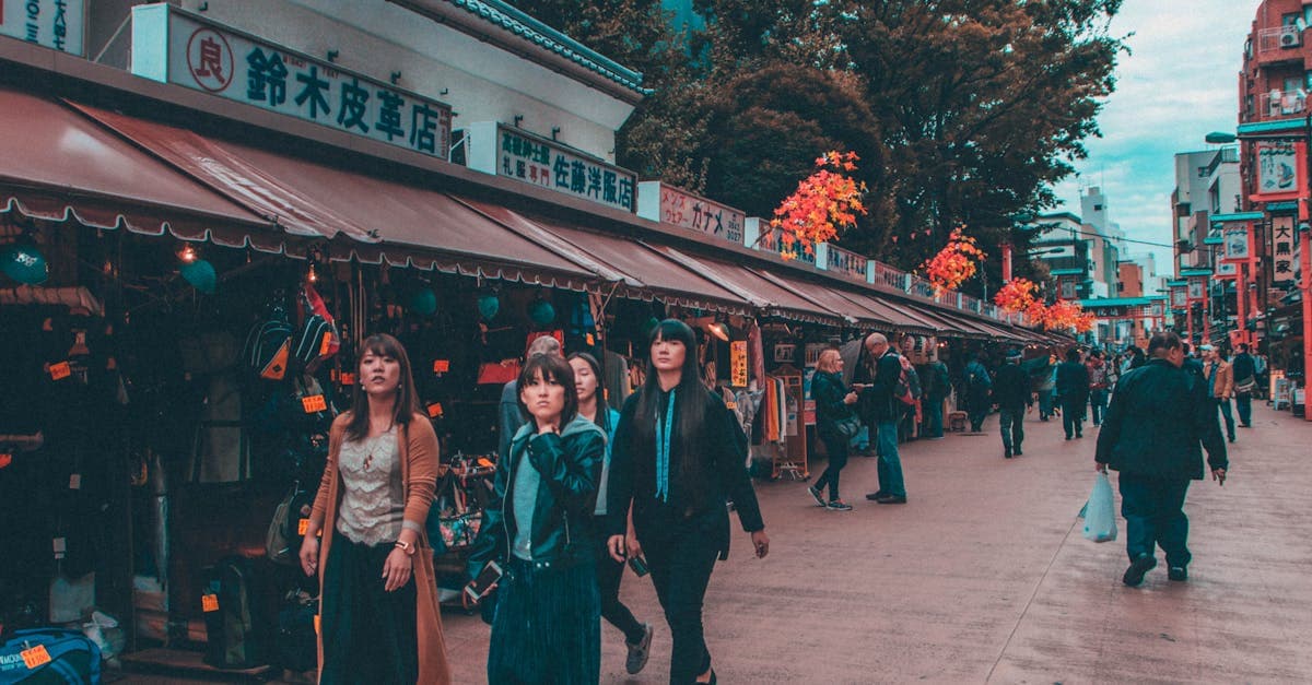 Belebte Einkaufsstraße in Tokio mit Passanten – typisch für die beste Reisezeit Japan