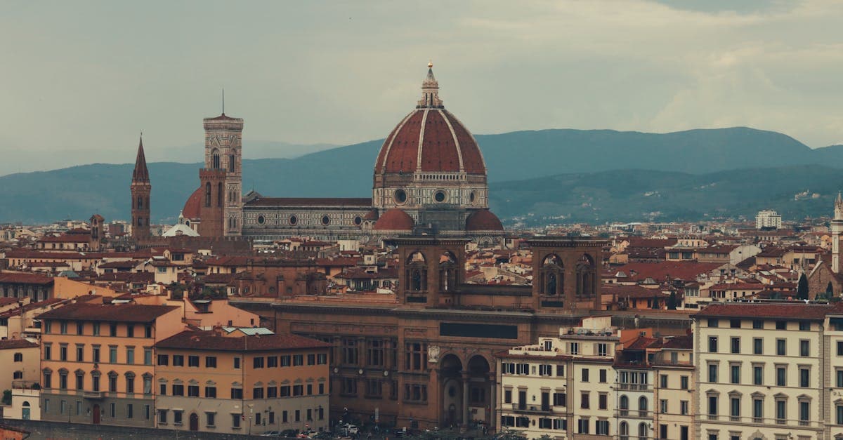 Vista aerea del Duomo di Firenze tra i tetti della città, simbolo dei viaggi che richiedono passaporti on line aggiornati.