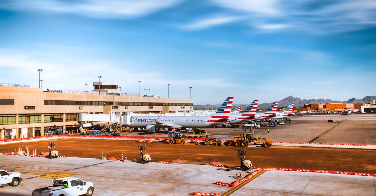 Fila de aviones de aerolínea en el aeropuerto de El Paso con montañas de fondo en Texas