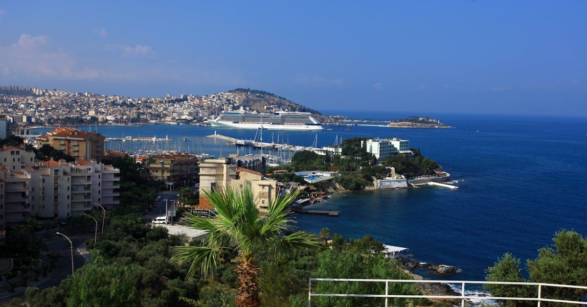 Kuşadası limanında demirlemiş cruise gemisi ile Ege rotalarının güzel kıyı manzarası