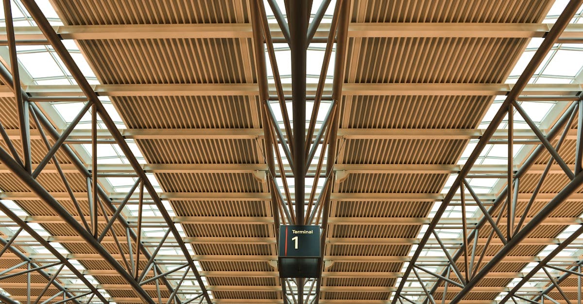 Geometrisk loftskonstruktion i Terminal 1 på Hamburg Airport med imponerende arkitektonisk design