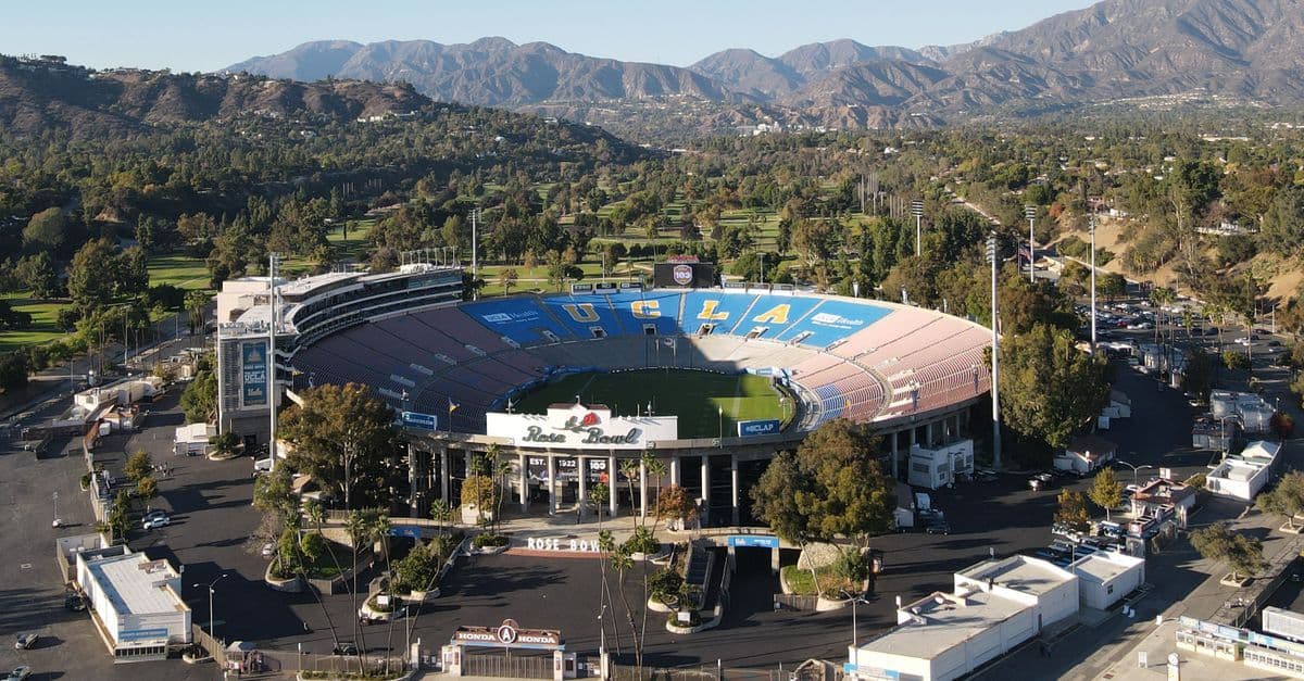Luftaufnahme des ikonischen Rose Bowl Stadions in Pasadena, Kalifornien, einem Austragungsort der WM 2026