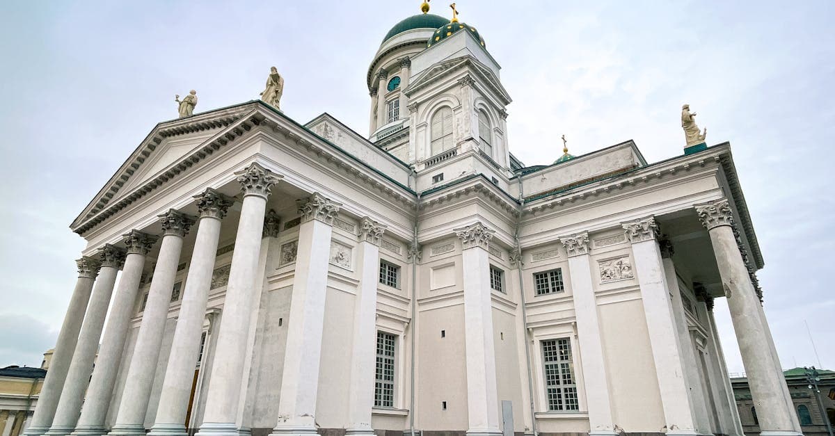 Helsingin tuomiokirkko harmaana pilvisellä päivällä – ulkomailla sairastuessa matkavakuutus korvaa lääkärikulut.