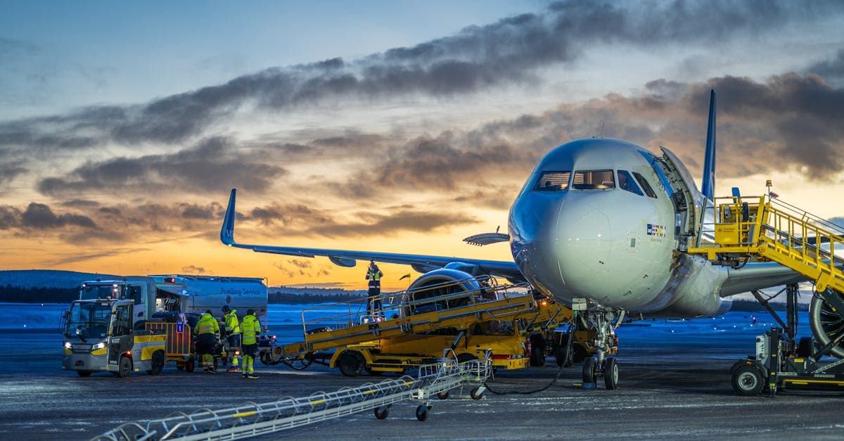 Flygplan genomgår avisning vid en svensk flygplats under vintersonuppgång.