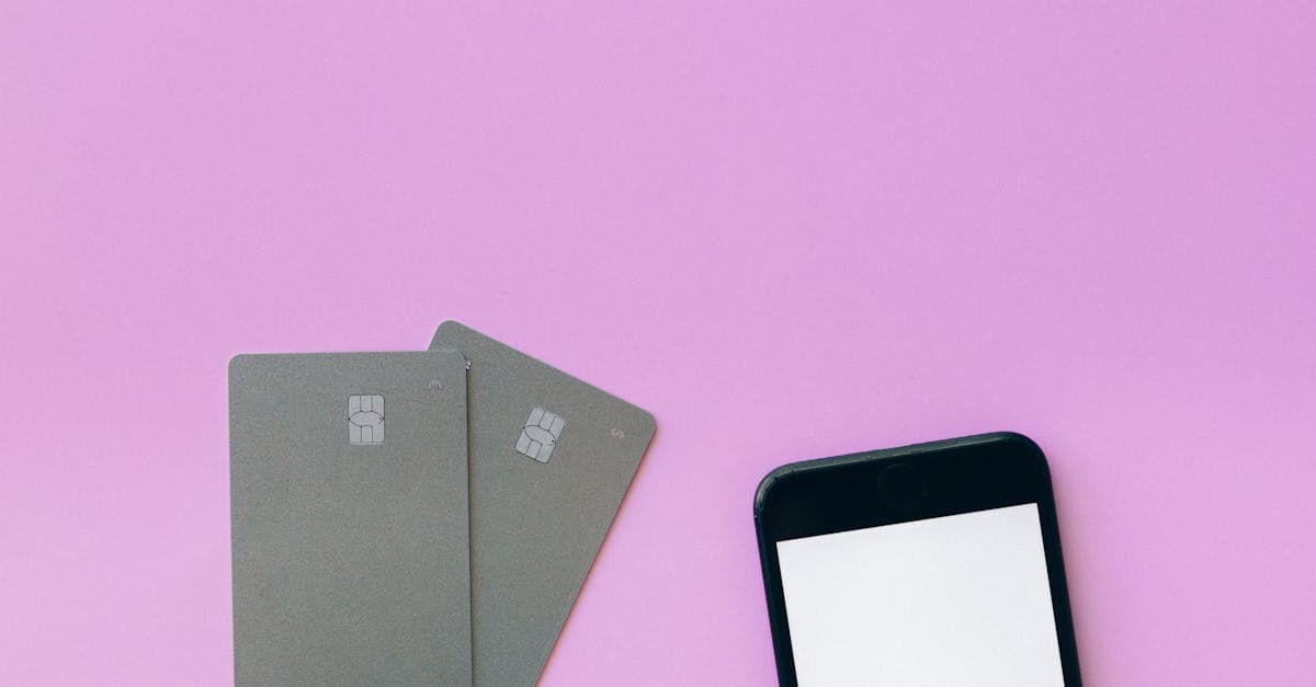 Cartões e smartphone sobre superfície rosa simbolizando compra de chip internacional para viagem