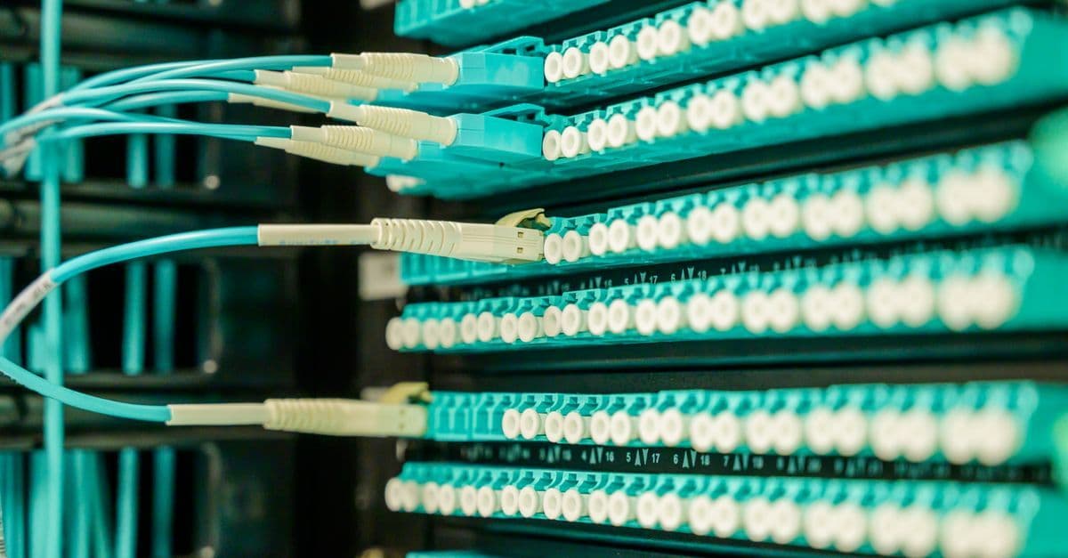 Netwerkkabels aangesloten op een patchpaneel symboliseren een KPN internet storing in het datacenter.