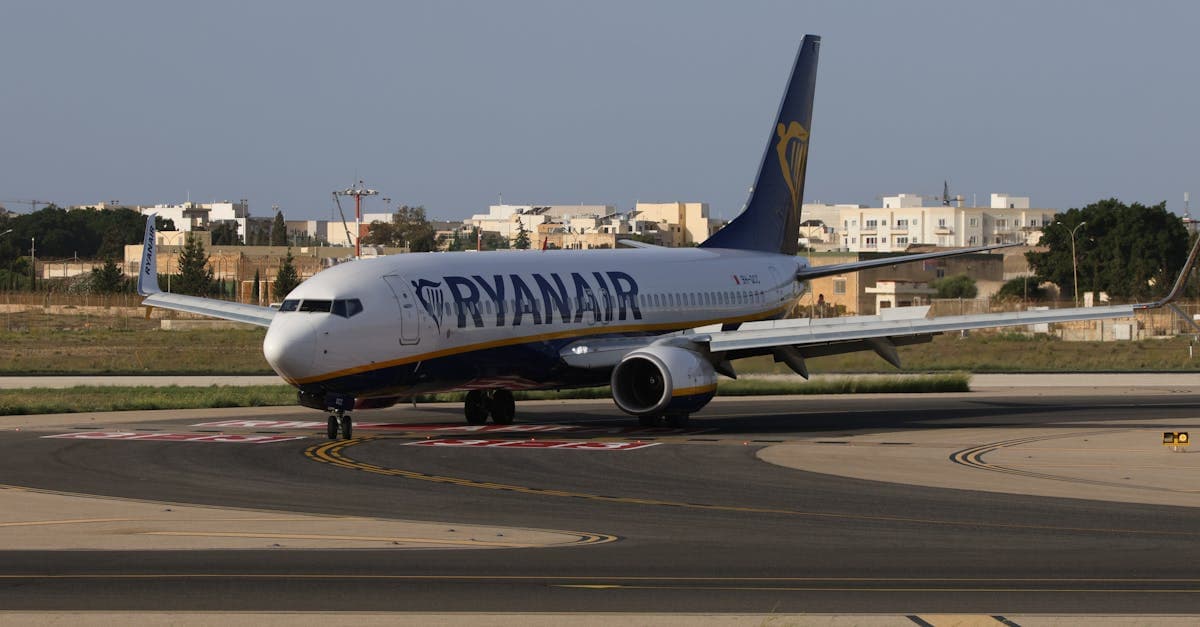 Ryanair-flygplan taxar på landningsbanan vid Alicante airport i soligt väder.