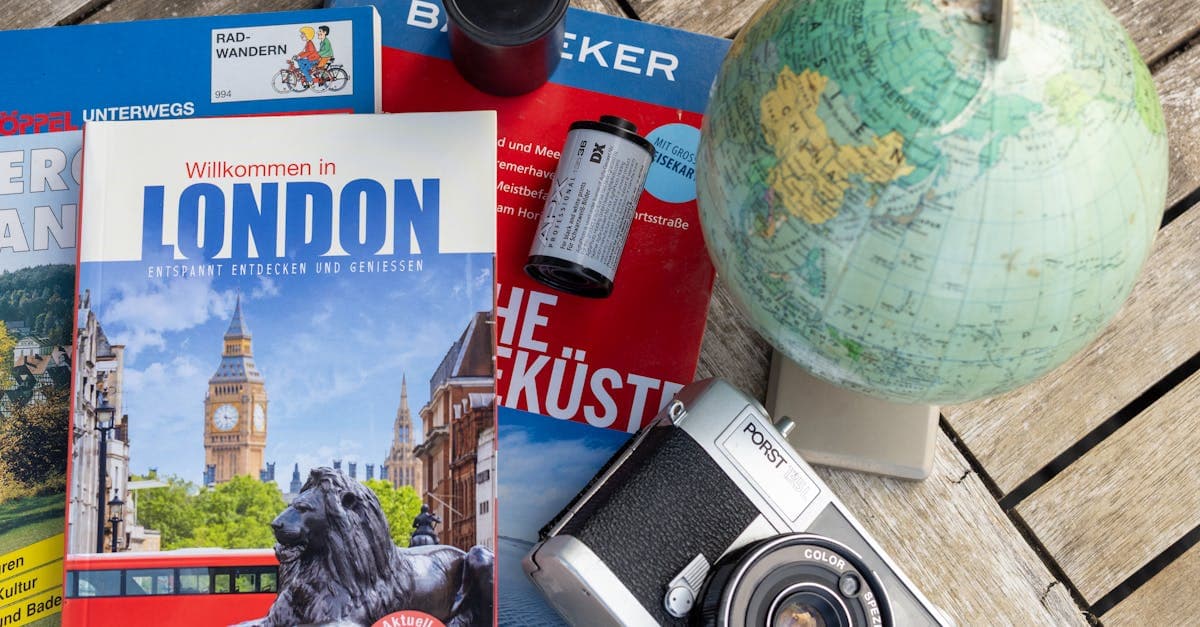 Reiseführer London, Vintage-Kamera und Globus als Flatlay – Mobilfunk und eSIM für WM-Reisende in London