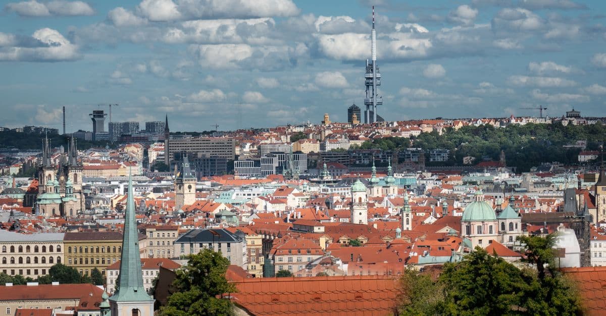 Czerwone dachy Pragi z lotu ptaka – kolorowa panorama dzielnic Žižkov i Vinohrady w słoneczny dzień